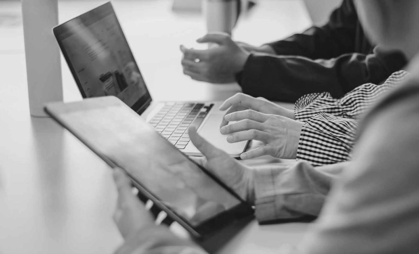 Teilnehmer während einer interaktiven Finanzschulung