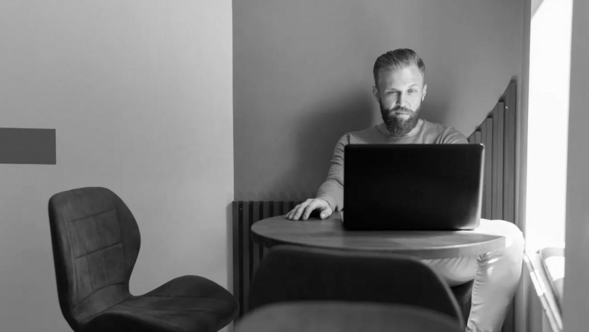 Teilnehmer arbeitet an praktischen Finanzaufgaben am Computer