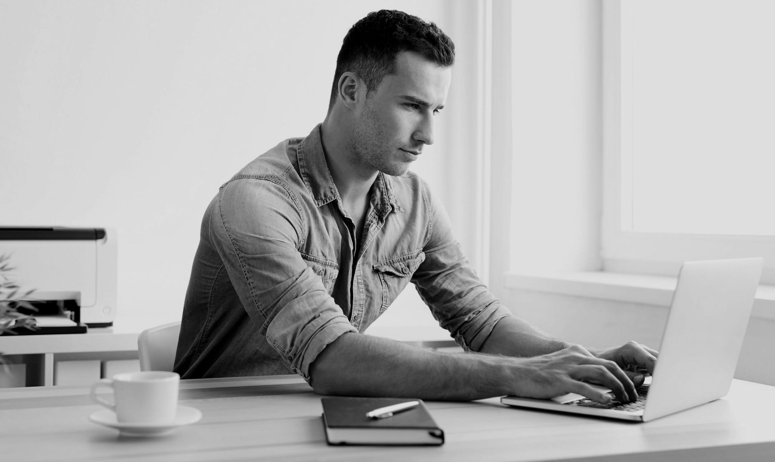 Teilnehmer arbeitet an Finanzanalyse während Online-Workshop