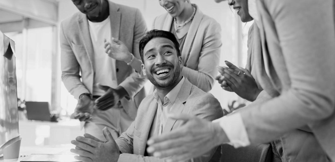 Arbeitsplatz mit Laptop und Finanzunterlagen für Online-Kurs